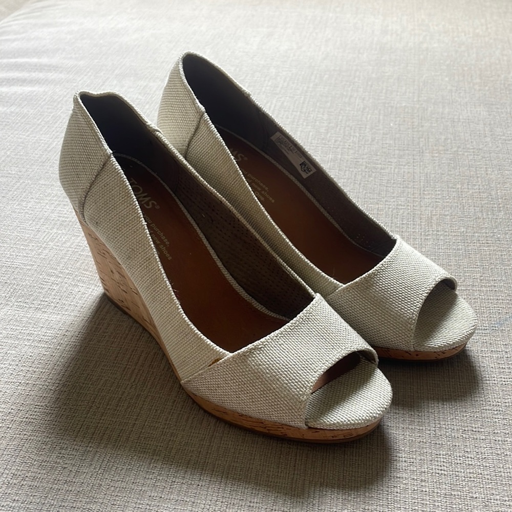 New, never worn, TOMS Womens Wedge cork sandals in silver size 7.5.